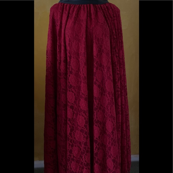 New lace skirt - Picture 1 of 3